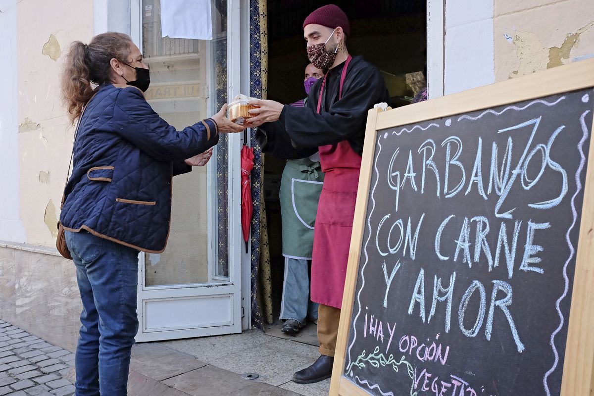 Entrega de la comida en la puerta del comedor. Autor: José Luis Tirado.