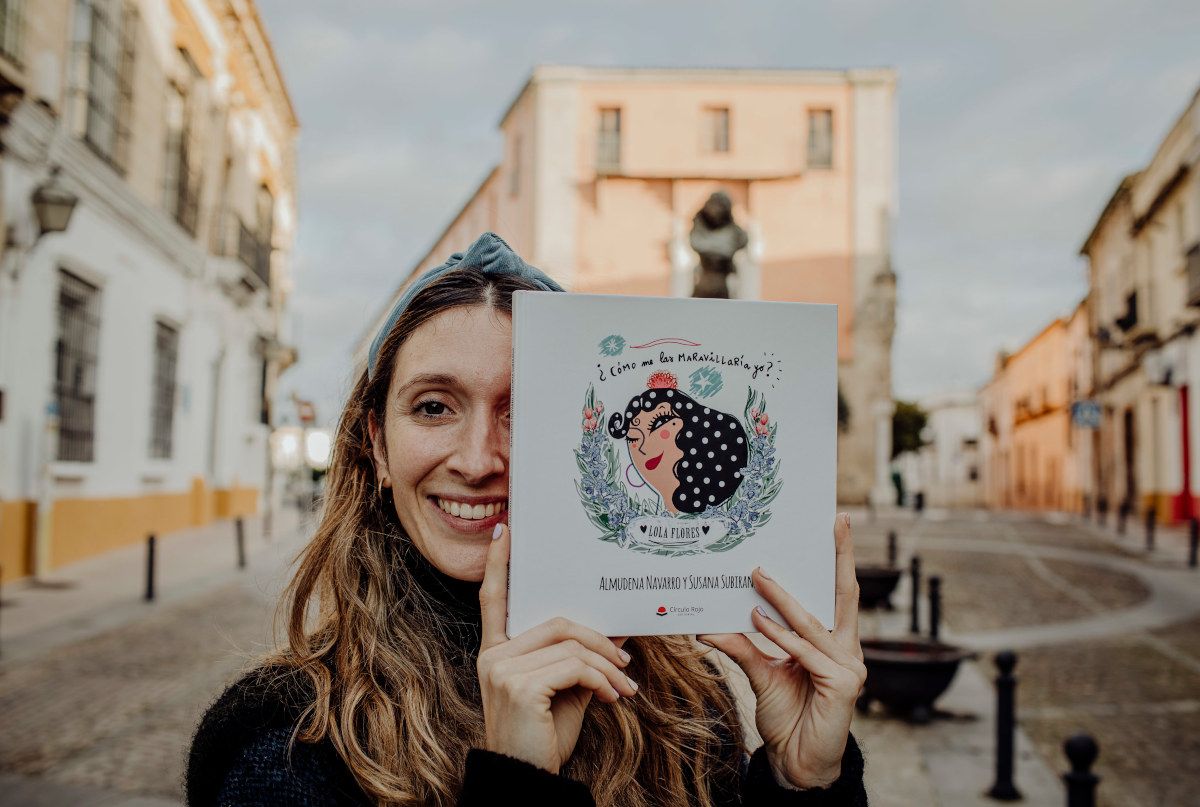 Almudena Navarro con el cuento junto a la estatua de Lola Flores en Jerez.