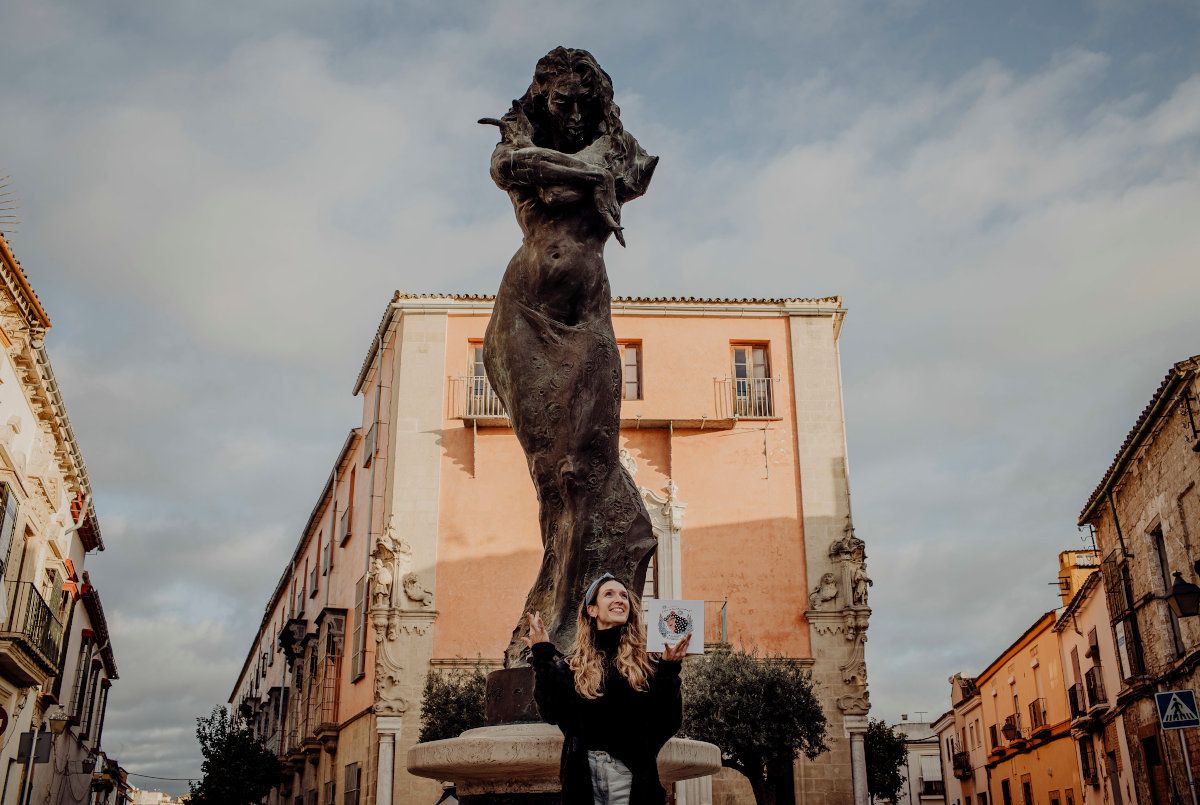 Almudena junto a la estatua de la faraona.
