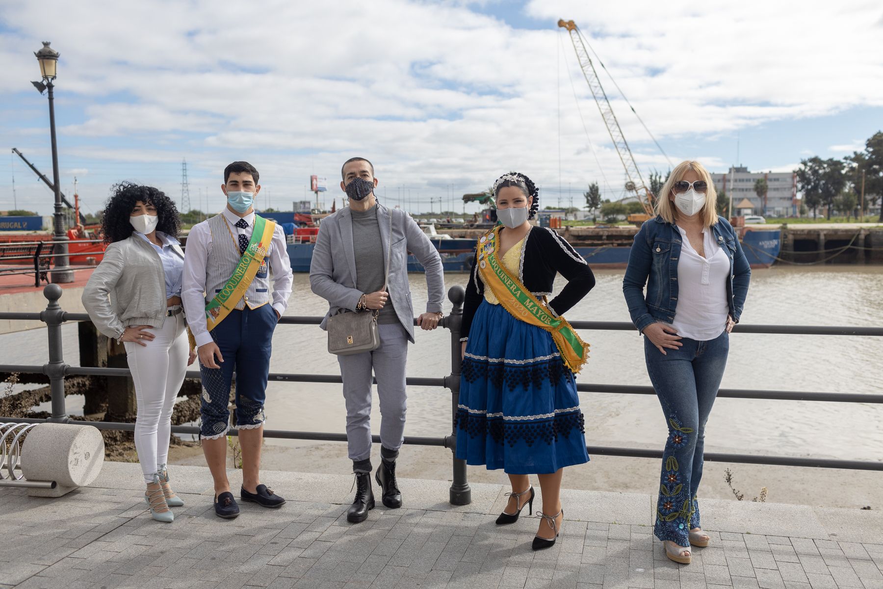 David Calleja, impulsor de la asociación, junto a la presidenta, Silvia Sánchez, la secretaria Mónica Llopis y los jóvenes coquineros.