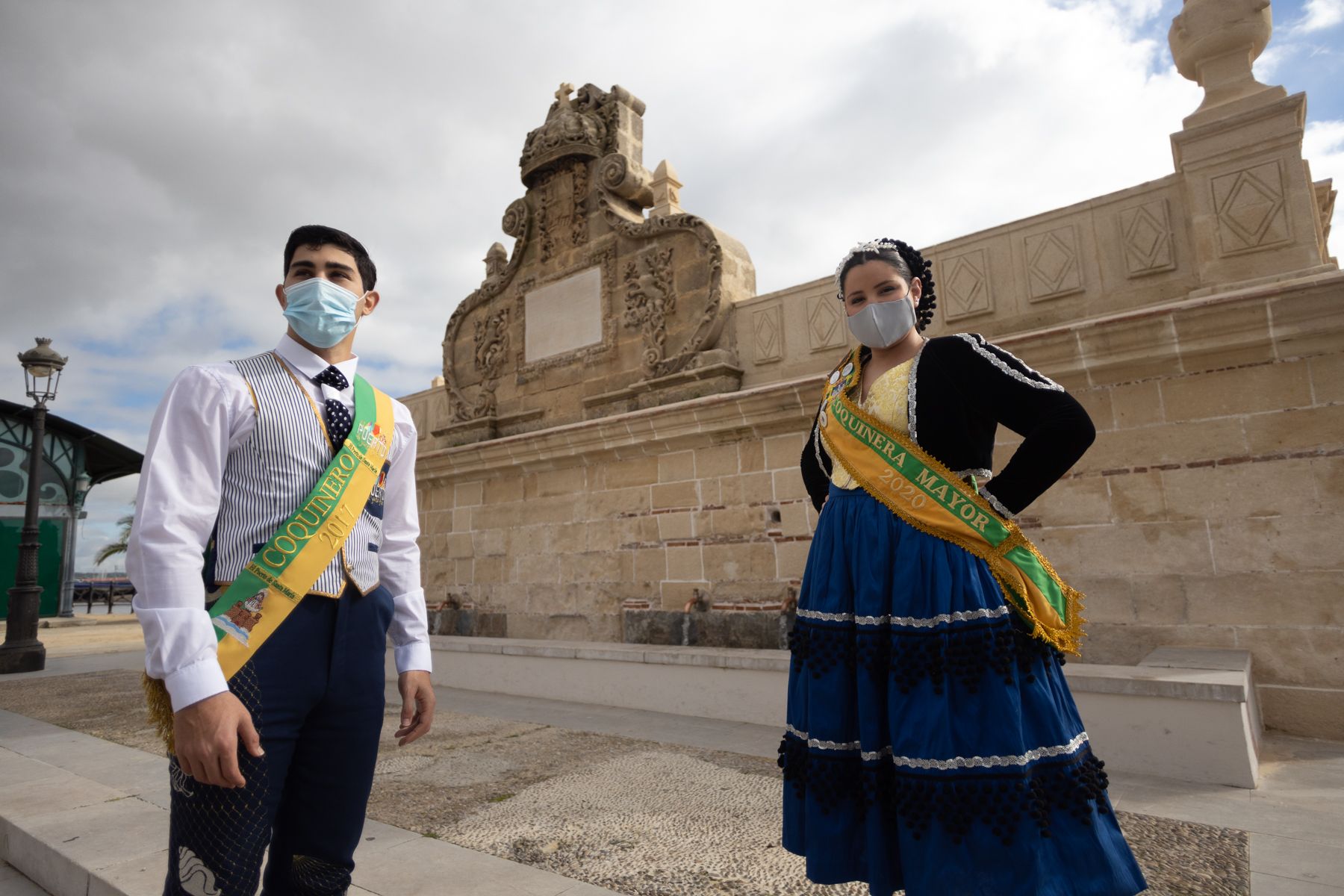Los coquineros José Gilabert y Ana Pacheco frente a la fuente de Las Galeras de El Puerto. Los coquineros José Gilabert y Ana Pacheco frente a la fuente de Las Galeras de El Puerto.