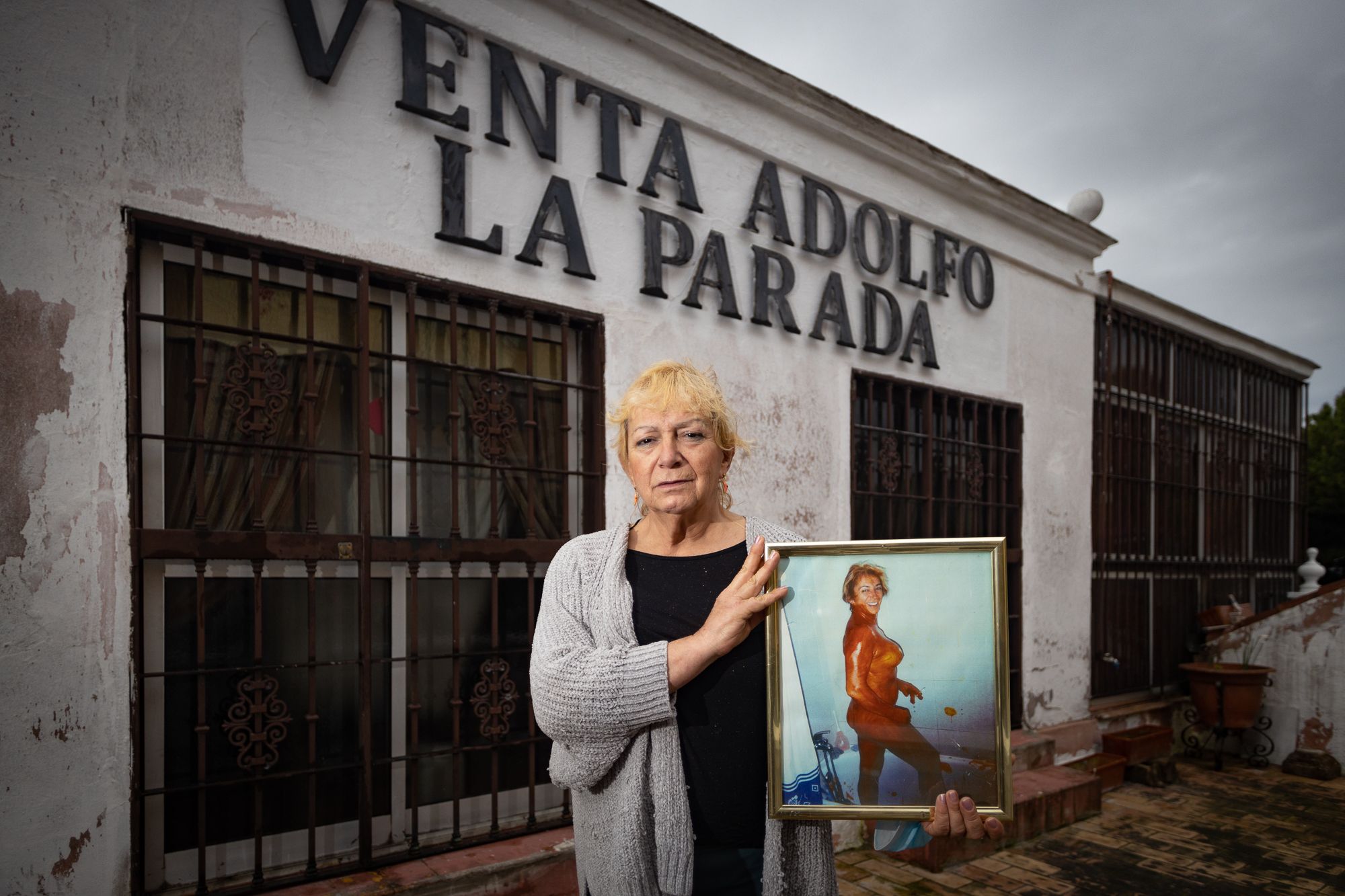 Mañana nazco. Manuela Carla Sánchez Sánchez es mujer desde que vino al mundo, pero no fue hasta hace 22 años cuando, tras una vida de situaciones extremas, se encontró por fin consigo misma gracias a una vaginoplastia. A sus 58 años, cuenta su historia de