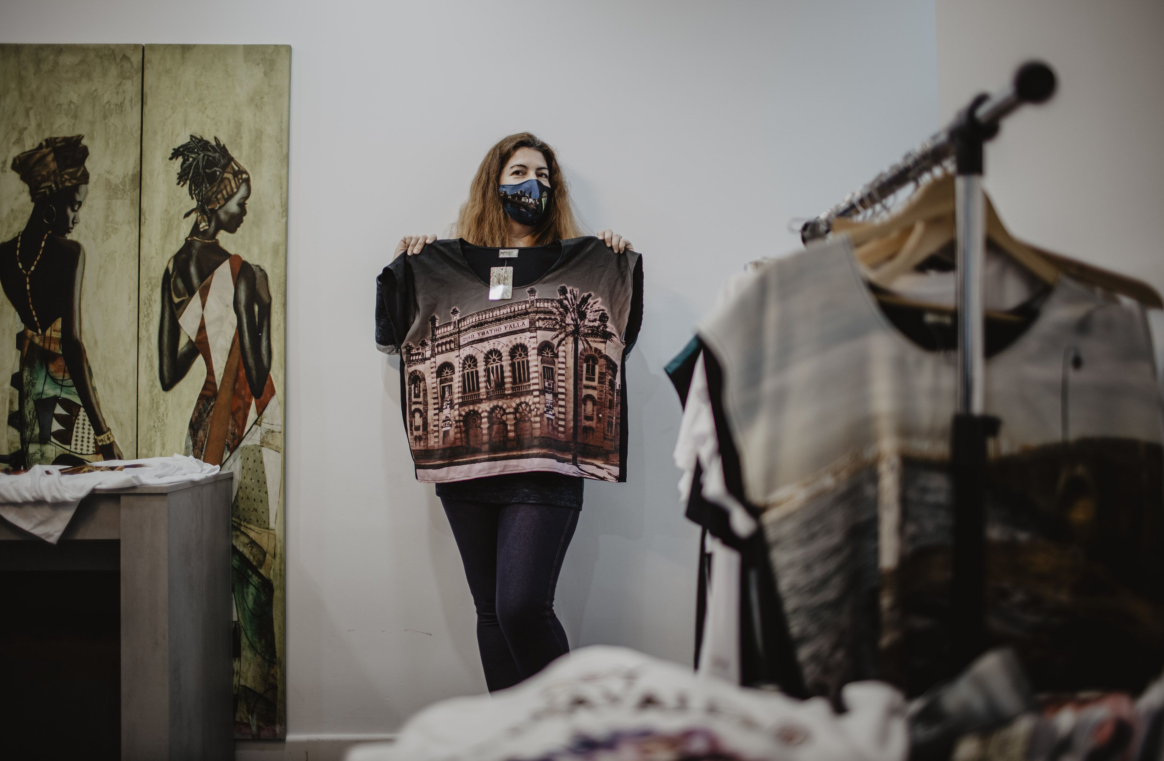 La diseñadora con una blusa estampada con el Gran Teatro Falla. ESTEBAN