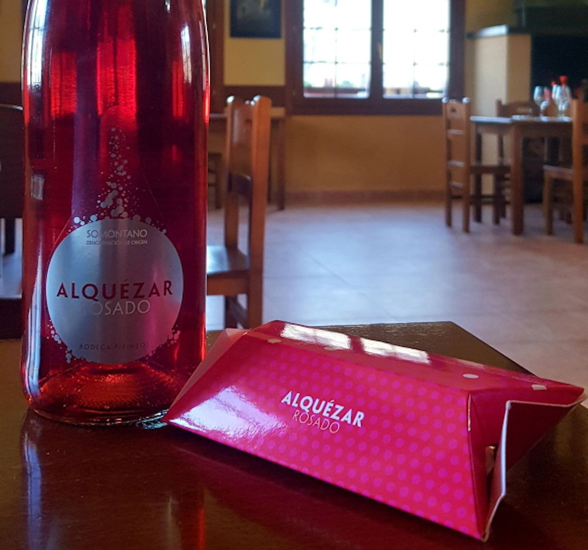 Alquézar Rosado y una caja de bombones.