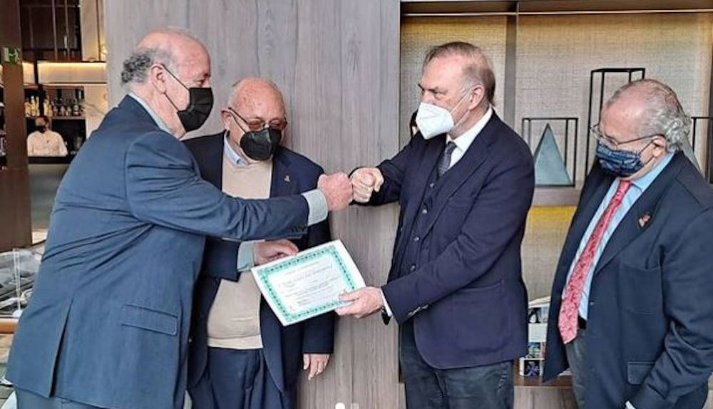 Vicente del Bosque recibe su diploma como embajador de olivos solidarios.