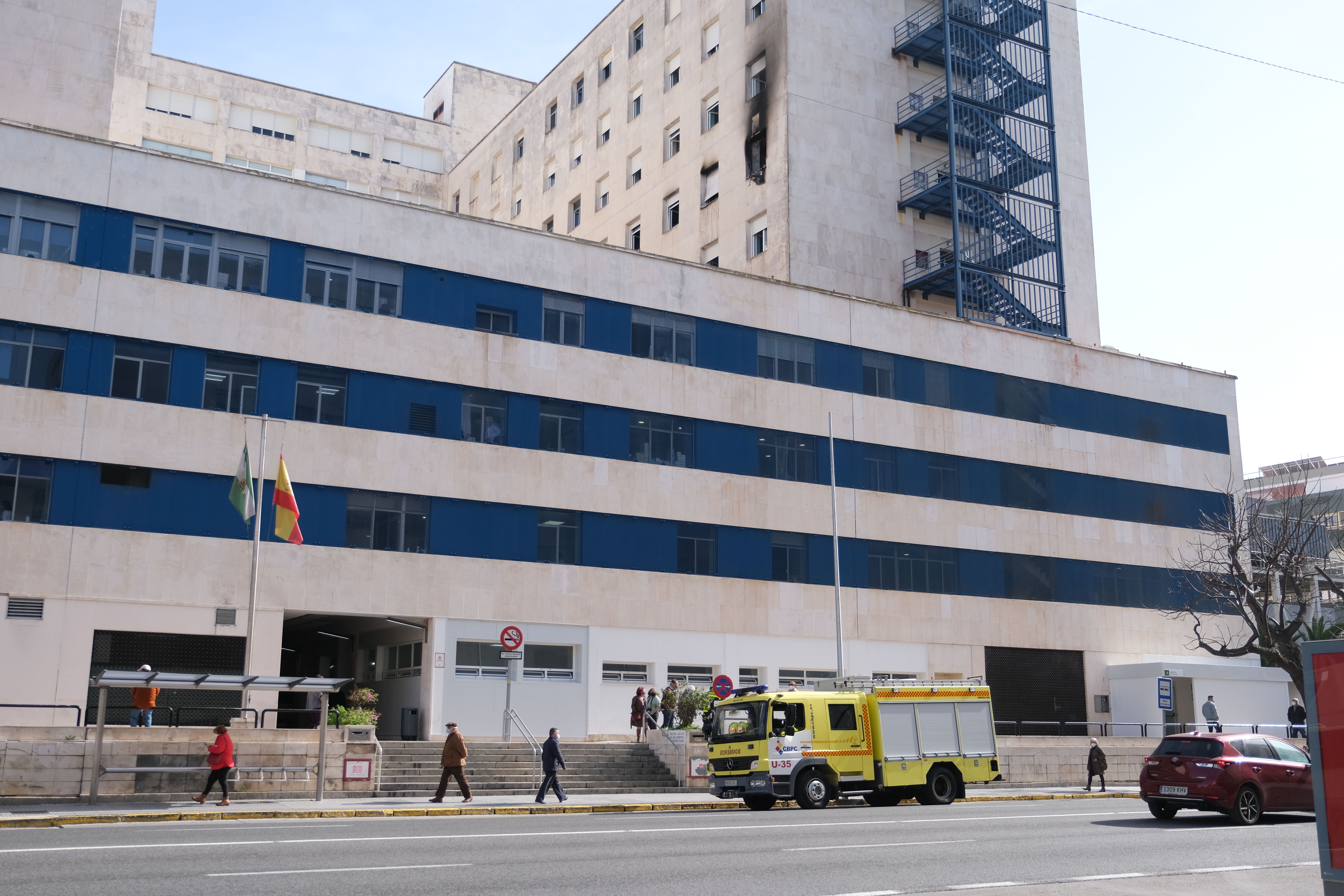 Efectivos en la puerta del hospital gaditano. Efectivos en la puerta del hospital gaditano.