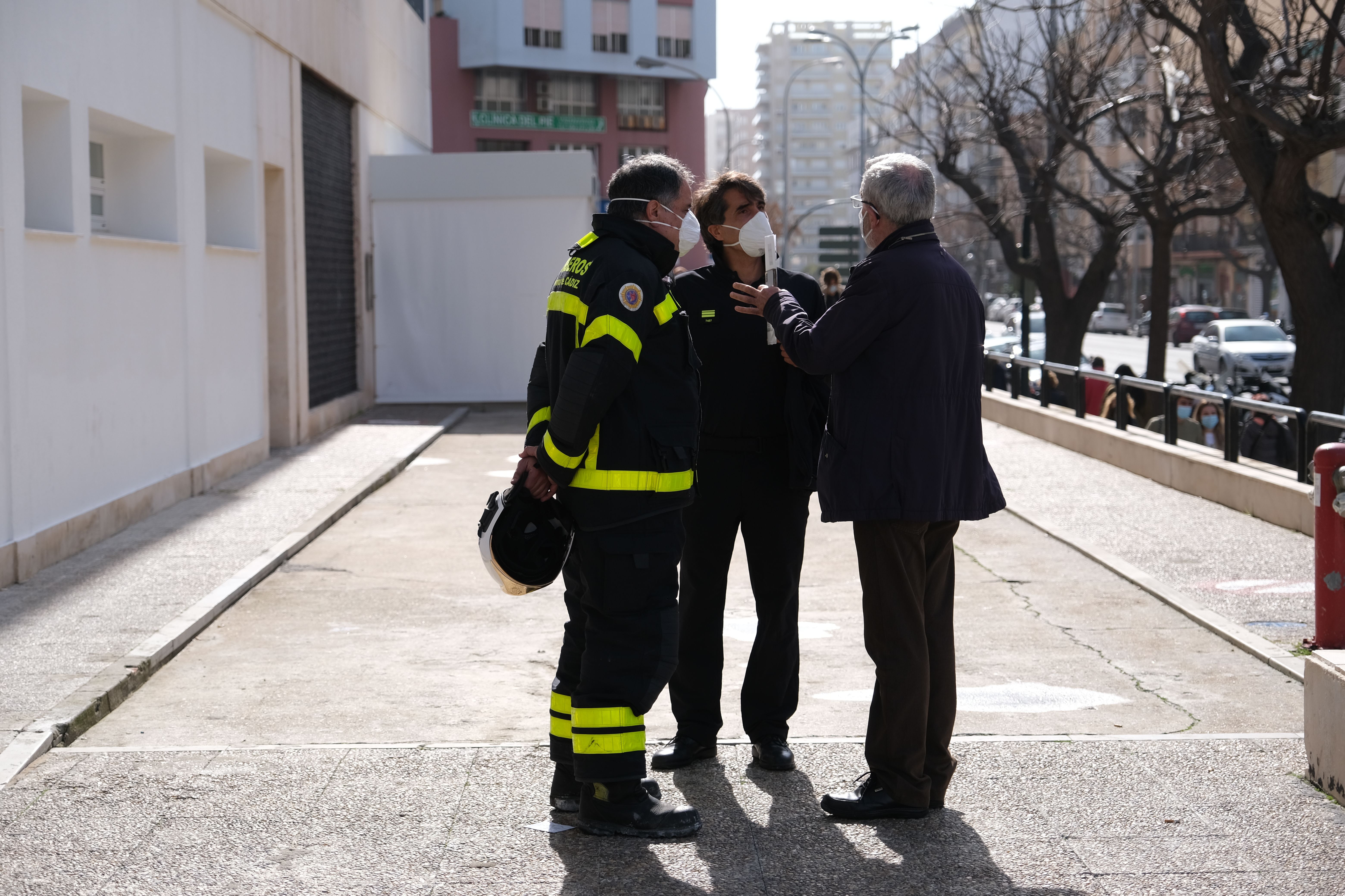 Varios efectivos supervisan la entrada tras el incendio. Varios efectivos supervisan la entrada tras el incendio.