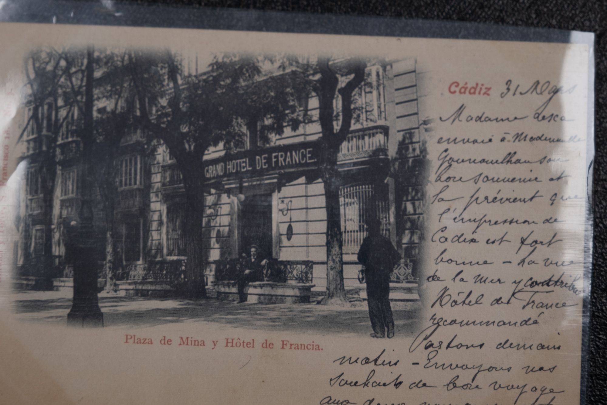 Postal con la imagen del antiguo hotel Francia de la plaza Mina.