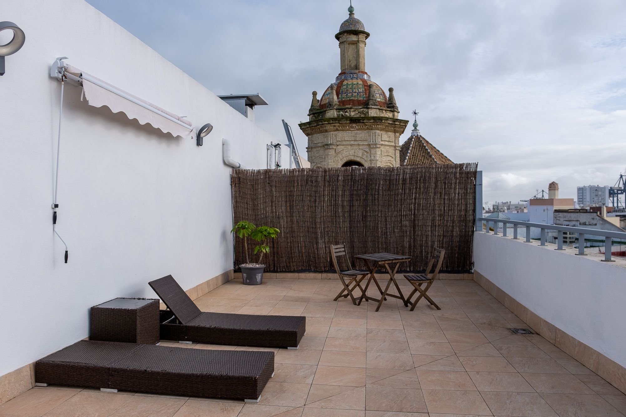 Terraza en la quinta planta junto al campanario del concento de San Francisco.