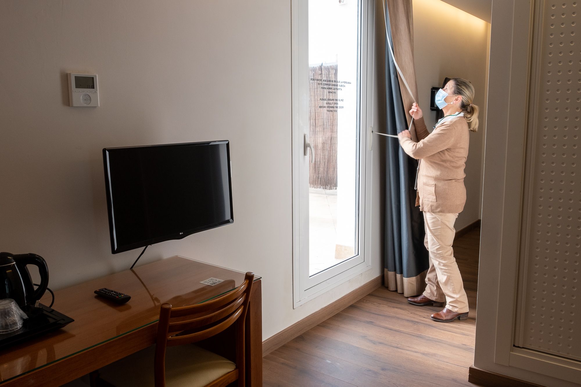 La directora en una de las habitaciones de la quinta planta.