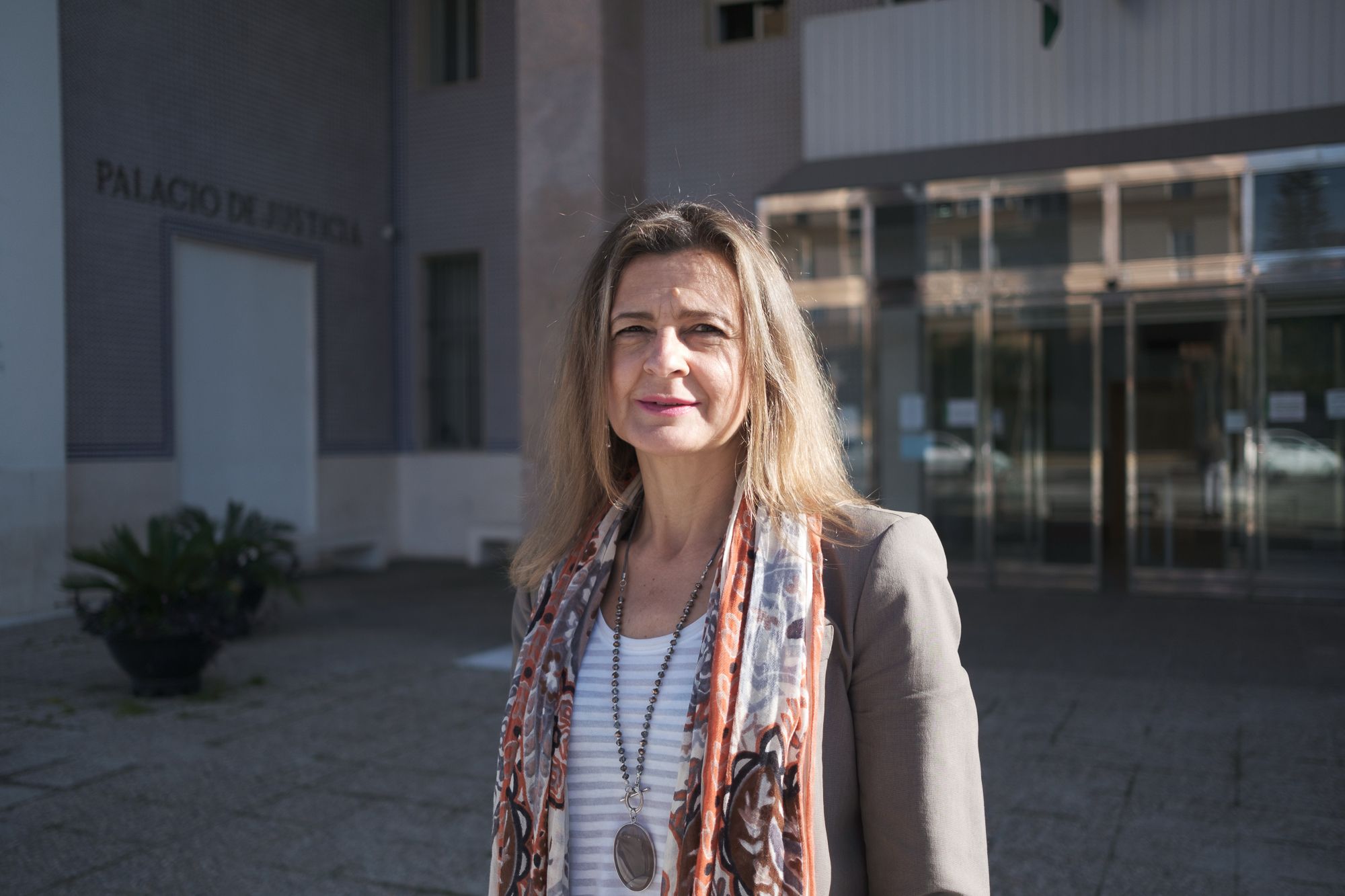 Carmen Martínez Perza, ante el Palacio de Justicia de Algeciras, en días pasados, antes de su entrevista con lavozdelsur.es