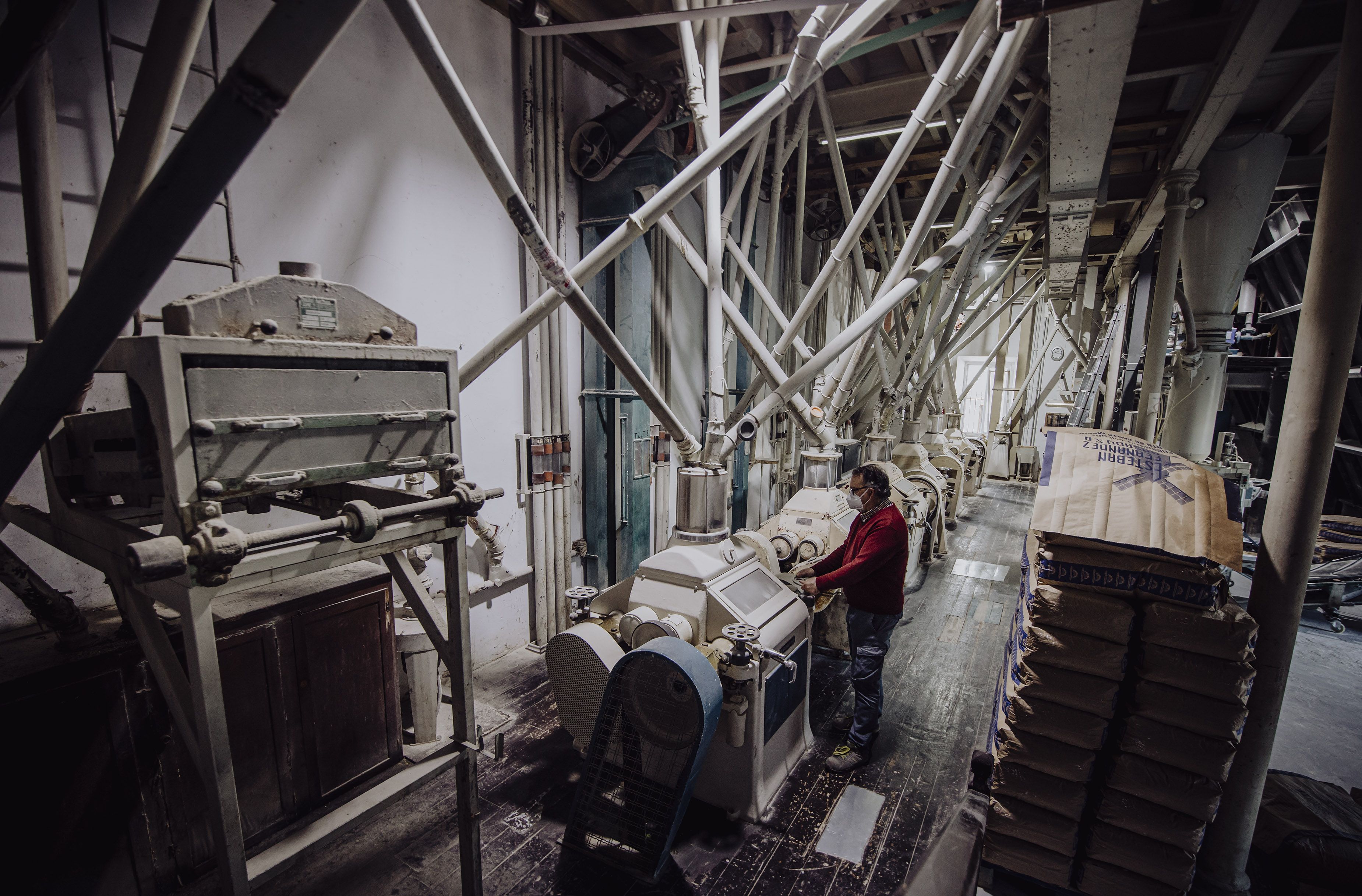 El técnico molinero en el interior de la fábrica.