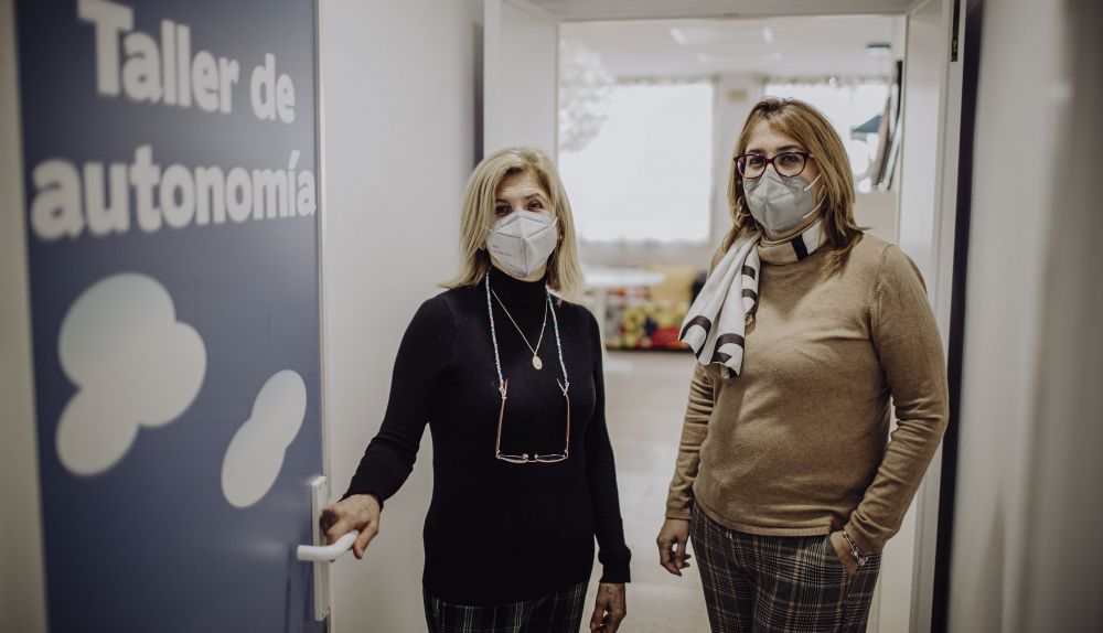 Ana y Esperanza en el centro de la asociación.