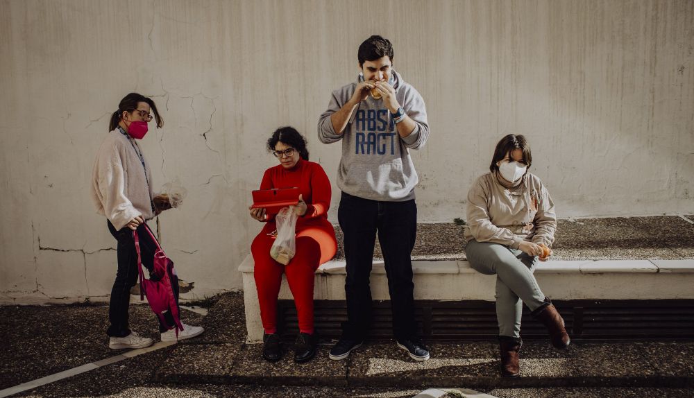 Varios jóvenes durante su descanso en el patio.