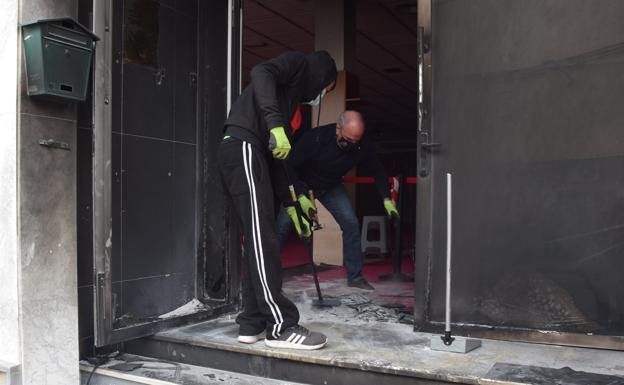 Dos personas trabajan en el lugar tras el incendio.   ADEDCOM