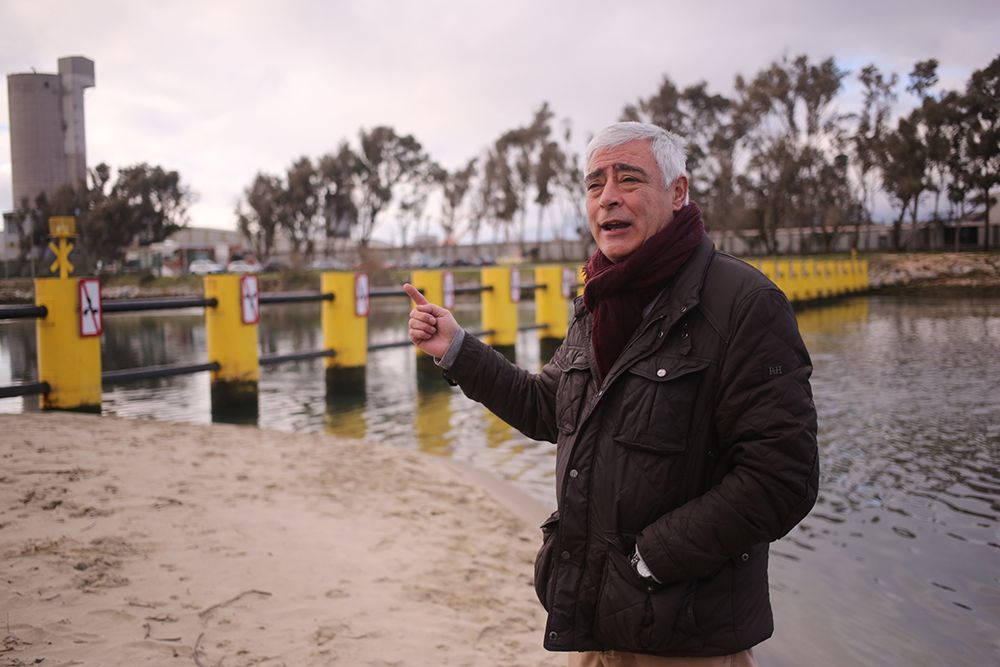 Francisco Mena señala la barrera antinarcos en el río Guadarranque, San Roque, punto clave para los narcos del Campo de Gibraltar, en una imagen de archivo.