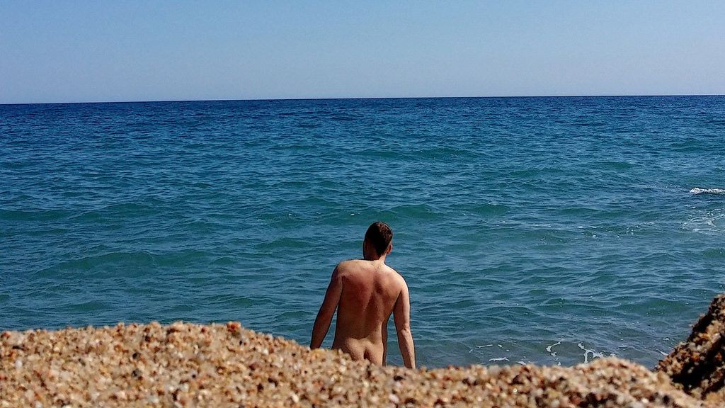 Un bañista en una playa nudista de la provincia de Cádiz. Un bañista en una playa nudista de la provincia de Cádiz.