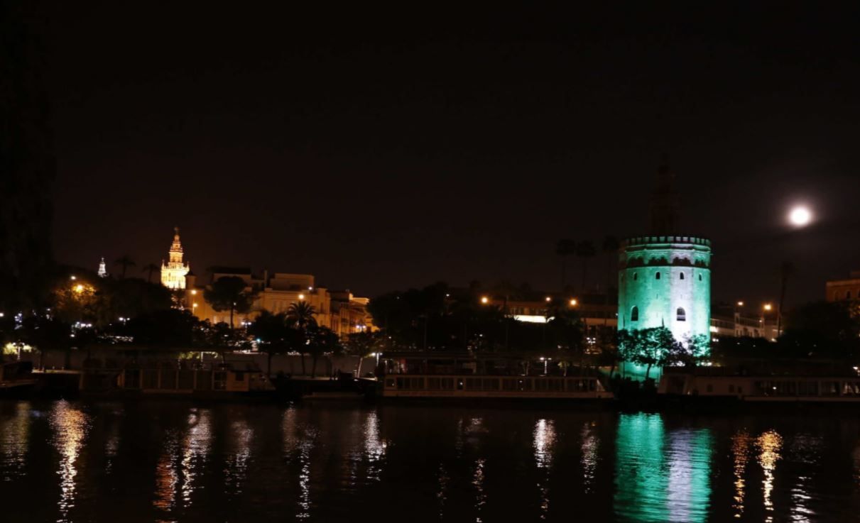 El reflejo del monumento en el río sevillano. El reflejo del monumento en el río sevillano.