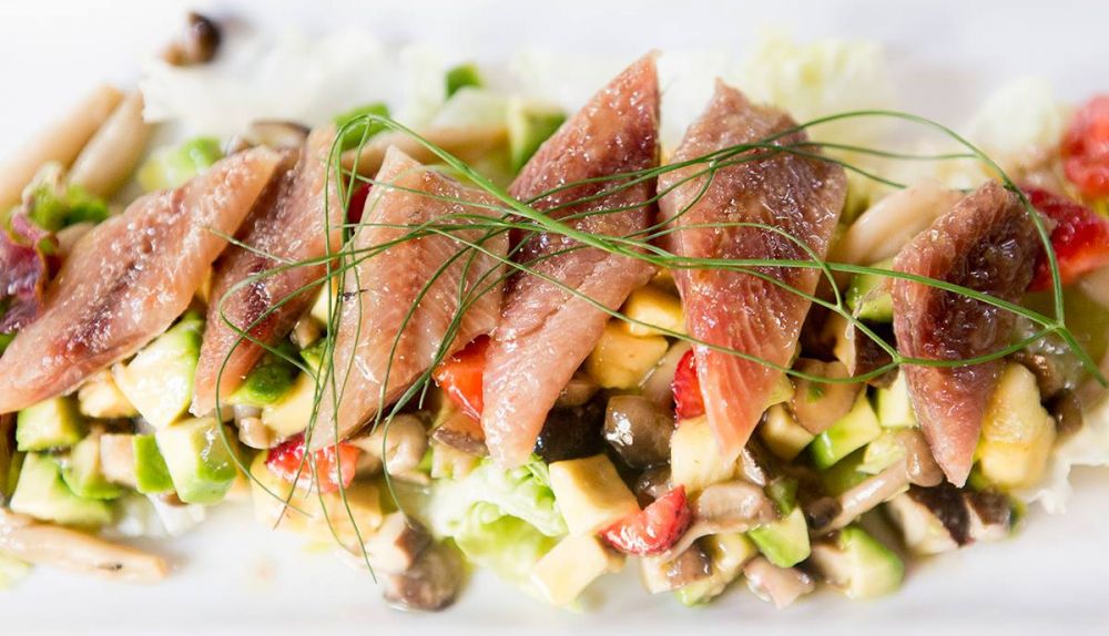 Ensalada de arenques con frutas y setas