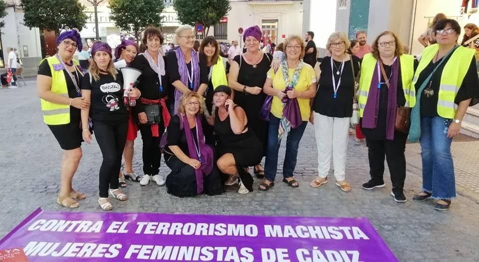 Mujeres feministas de Cádiz en el 25N.