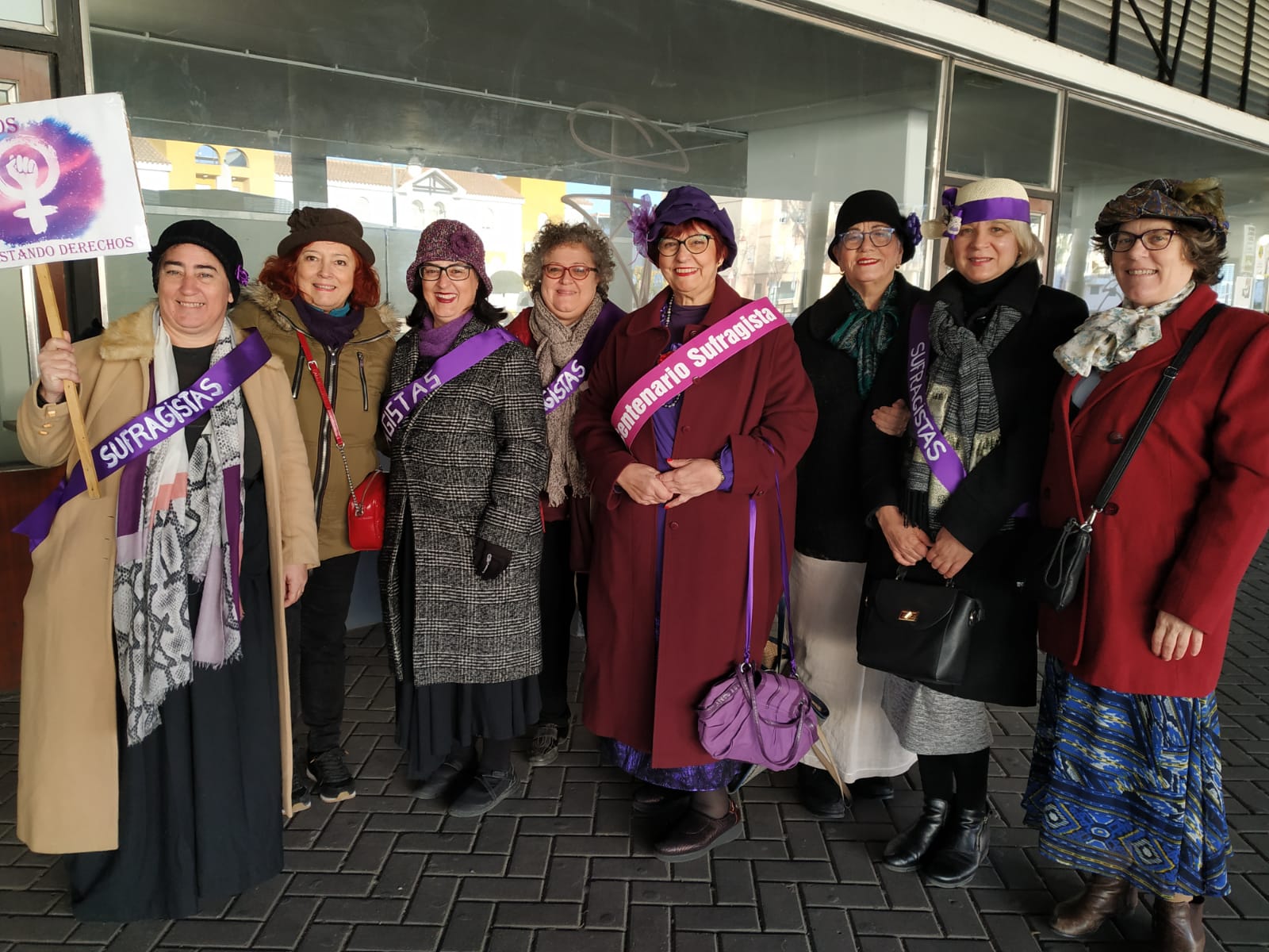 Marea Violeta Sanlúcar homenajeando a las sufragistas.