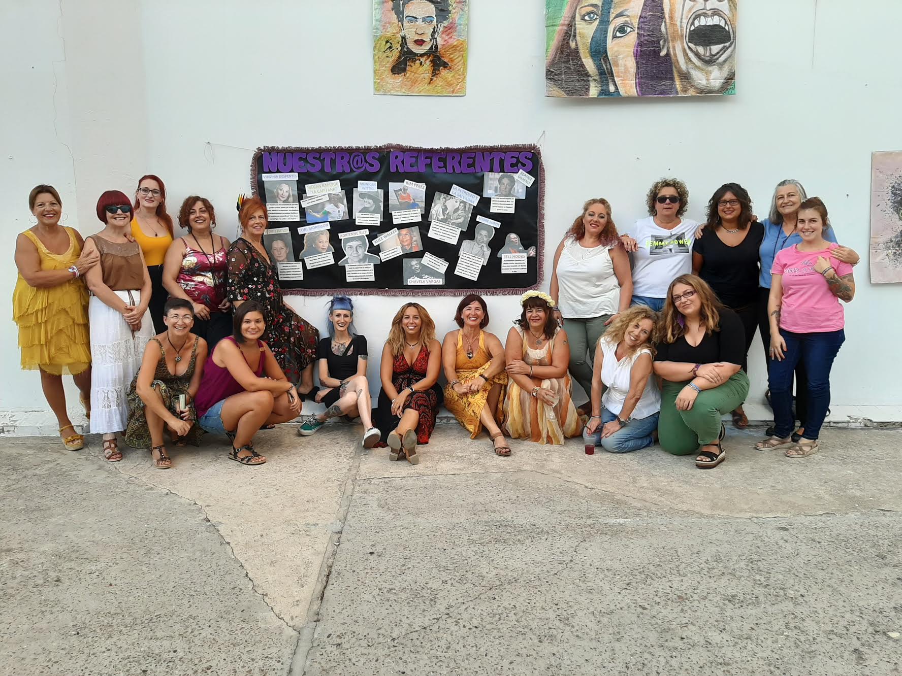 Las Tres Rosas con su mural de referentes.