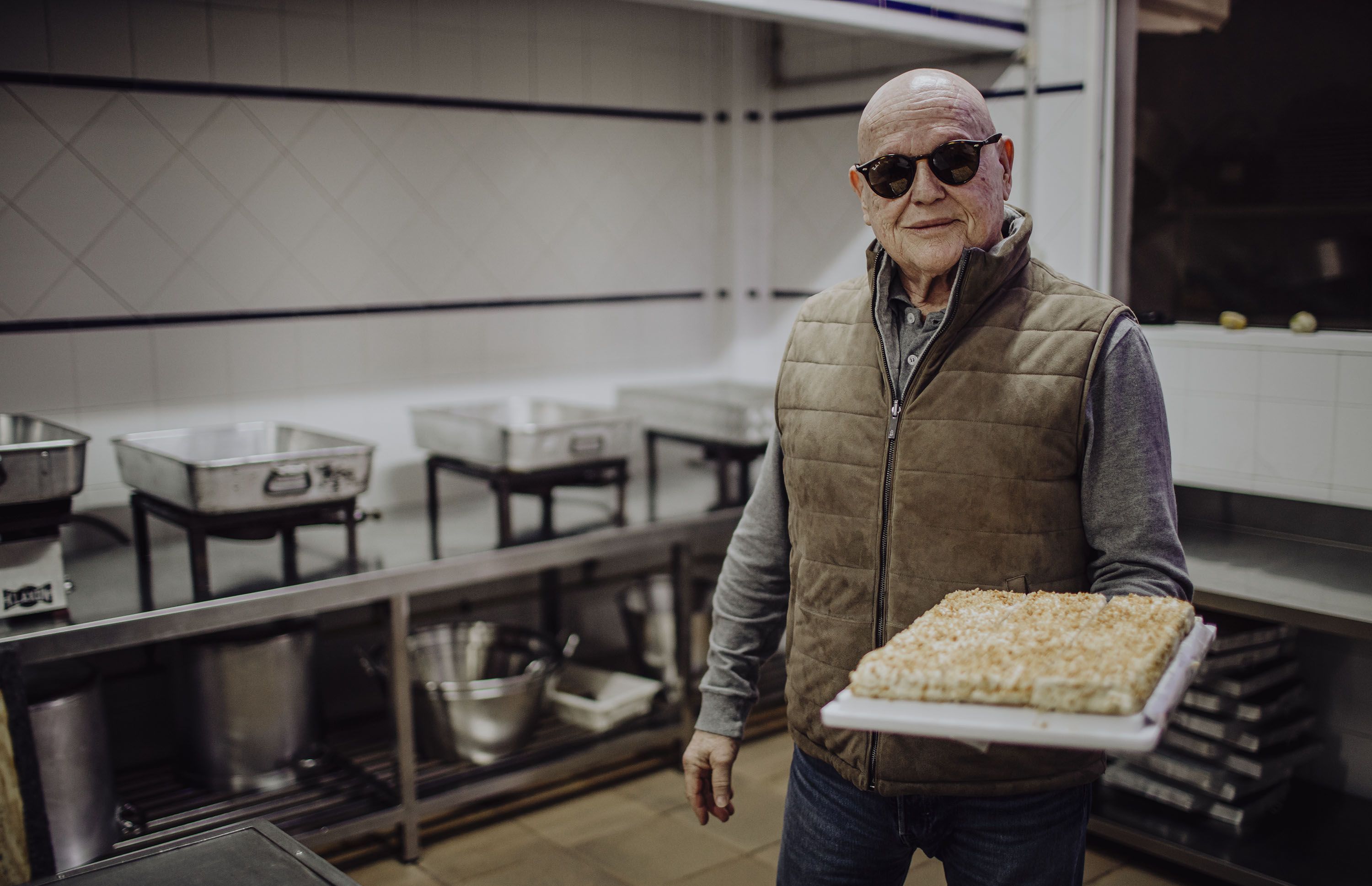 Pepe Mesa con la tarta que inventó su padre.