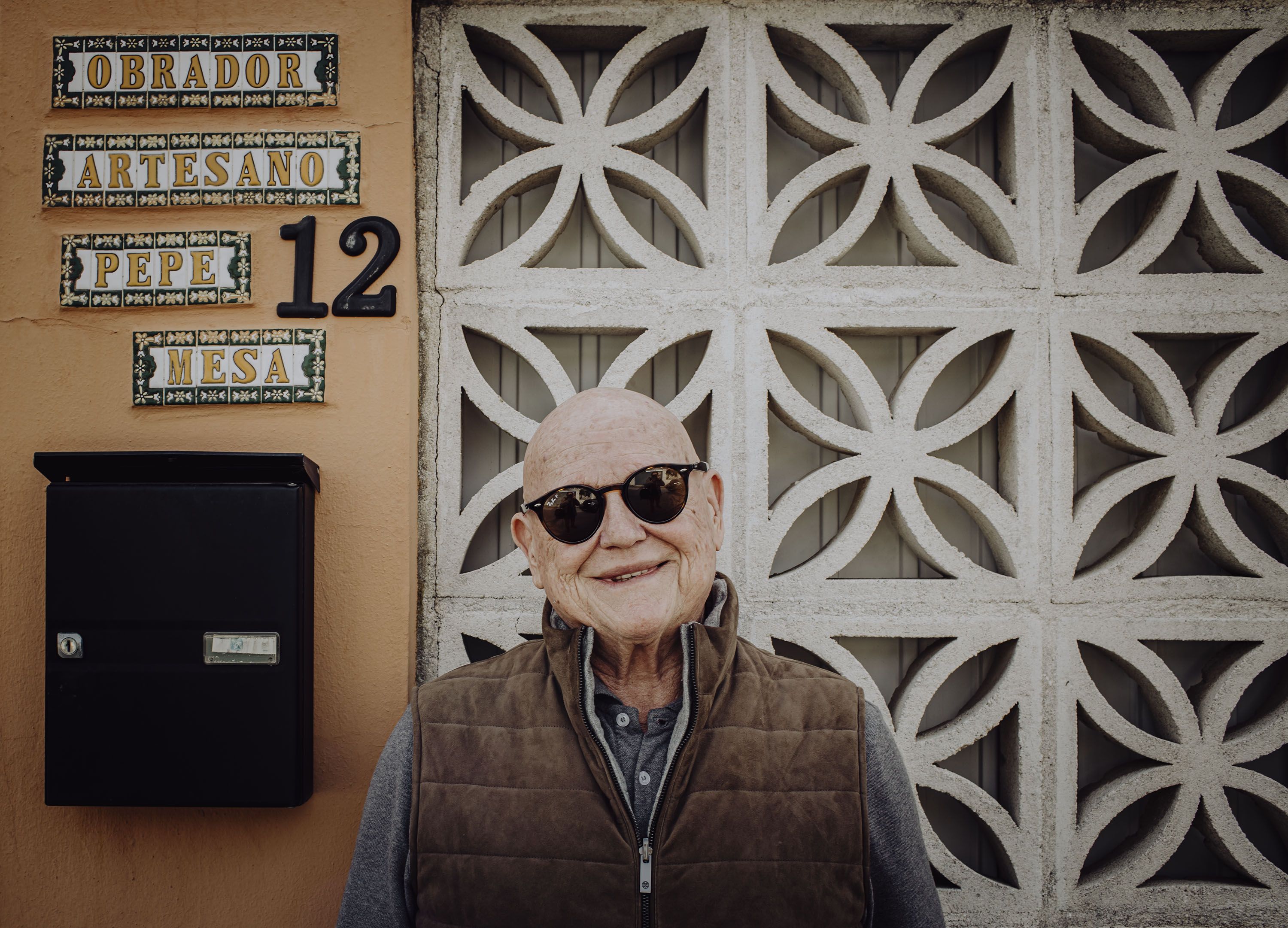 El hostelero Pepe Mesa en la puerta de su obrador.