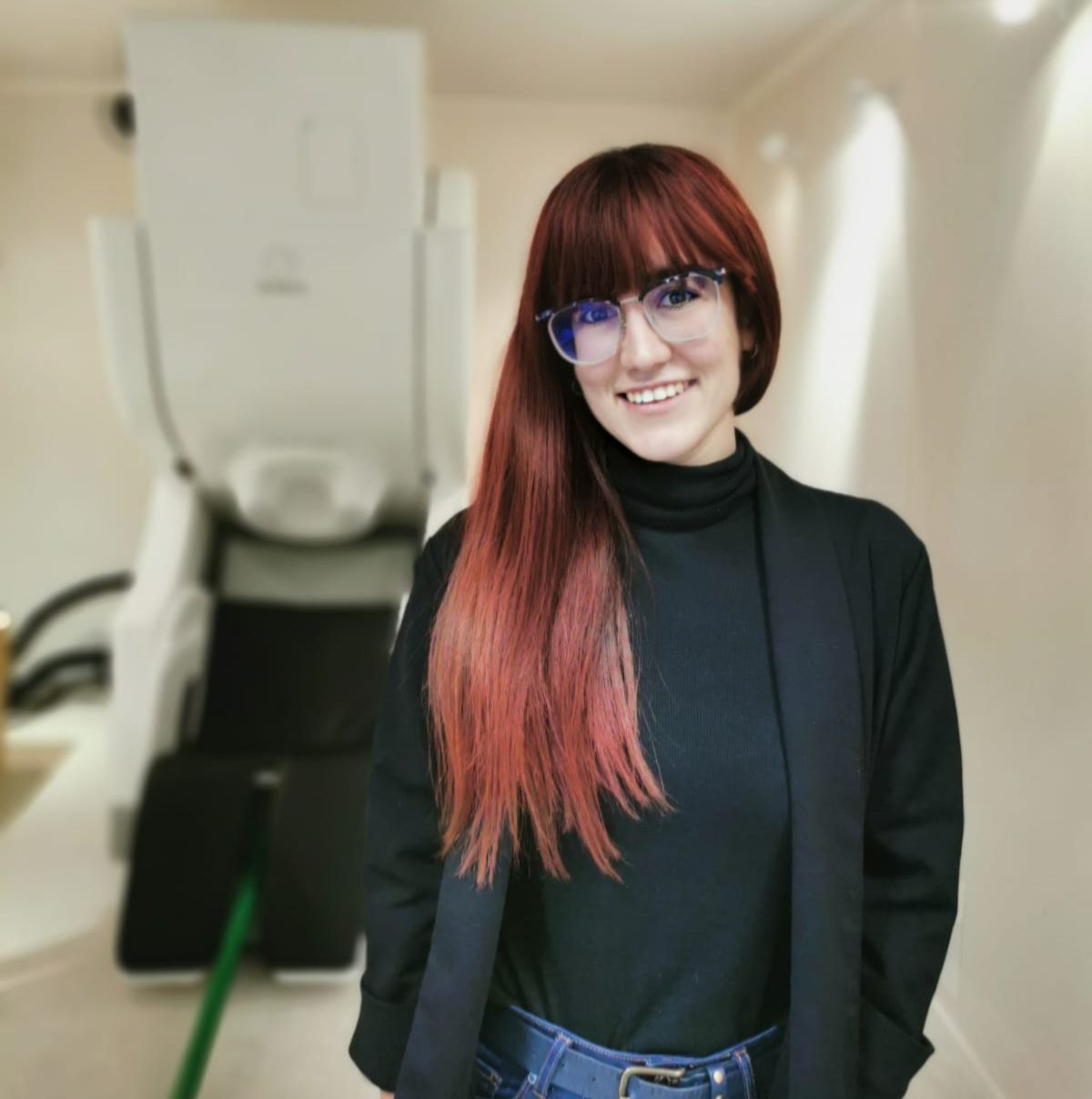 Sandra Doval junto a la máquina con la que trabaja.   CEDIDA