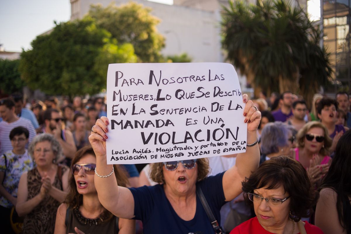 Una mujer sostiene una pancarta durante una manifestación en Jerez contra la libertad provisional de los miembros de 'La Manada'.