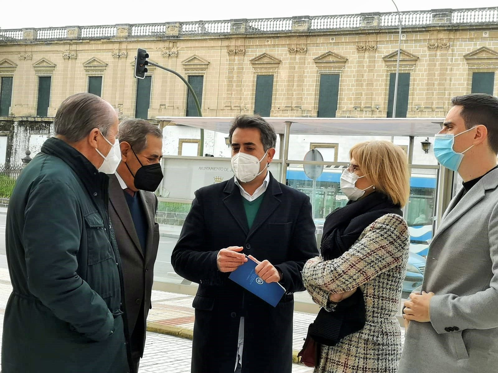 Romero, Galvín, Saldaña, Pelayo y Espinar, ante el antiguo edificio de Díez Mérito.