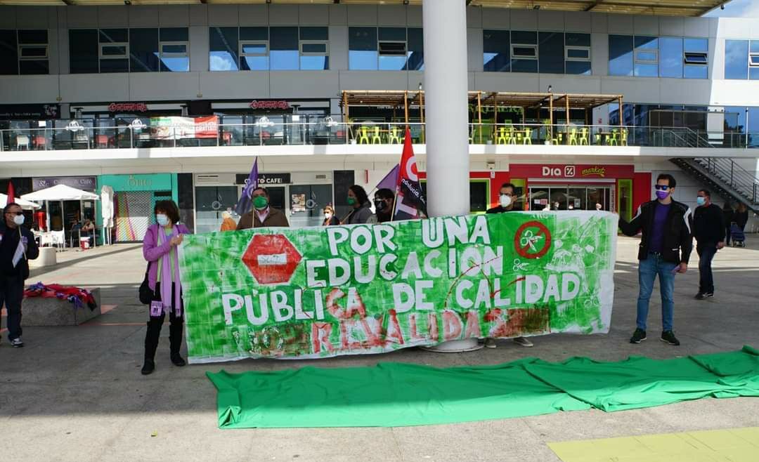 Pancarta por una educación pública de calidad en Andalucía.