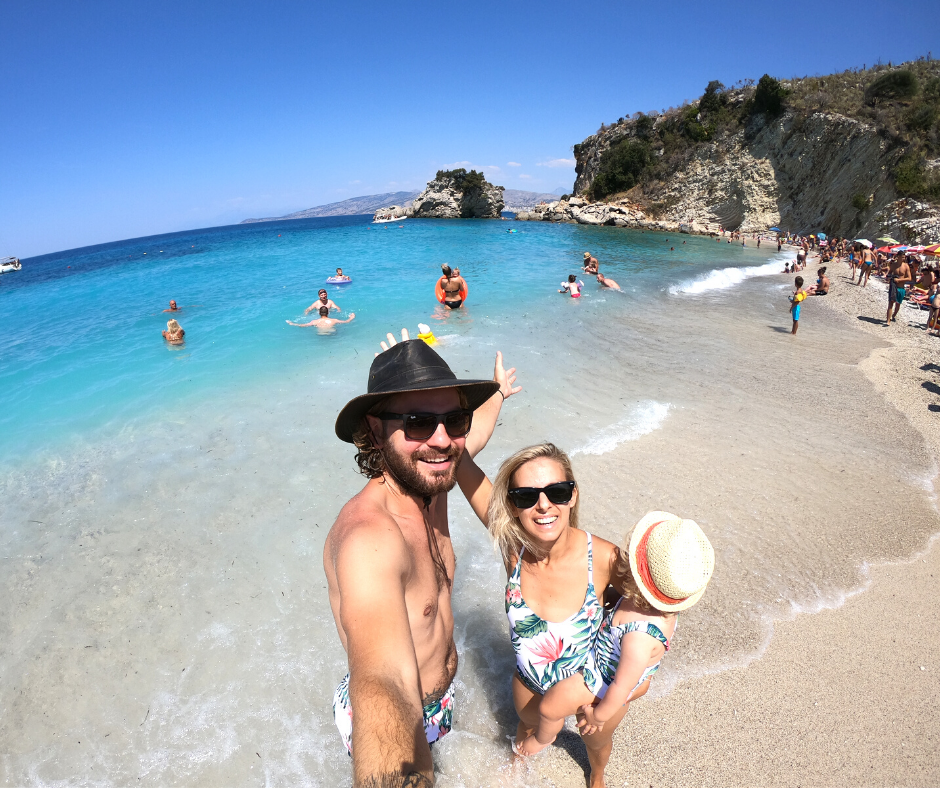 La familia viajera en Albania. 