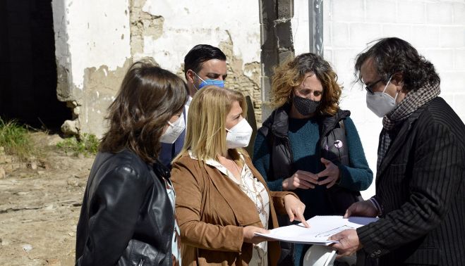 La alcaldesa Mamen Sánchez y los tenientes de alcaldesa Laura Álvarez y José Antonio Díaz, con la edil de Ganemos Ángeles González, en el Tabanco del Duque.