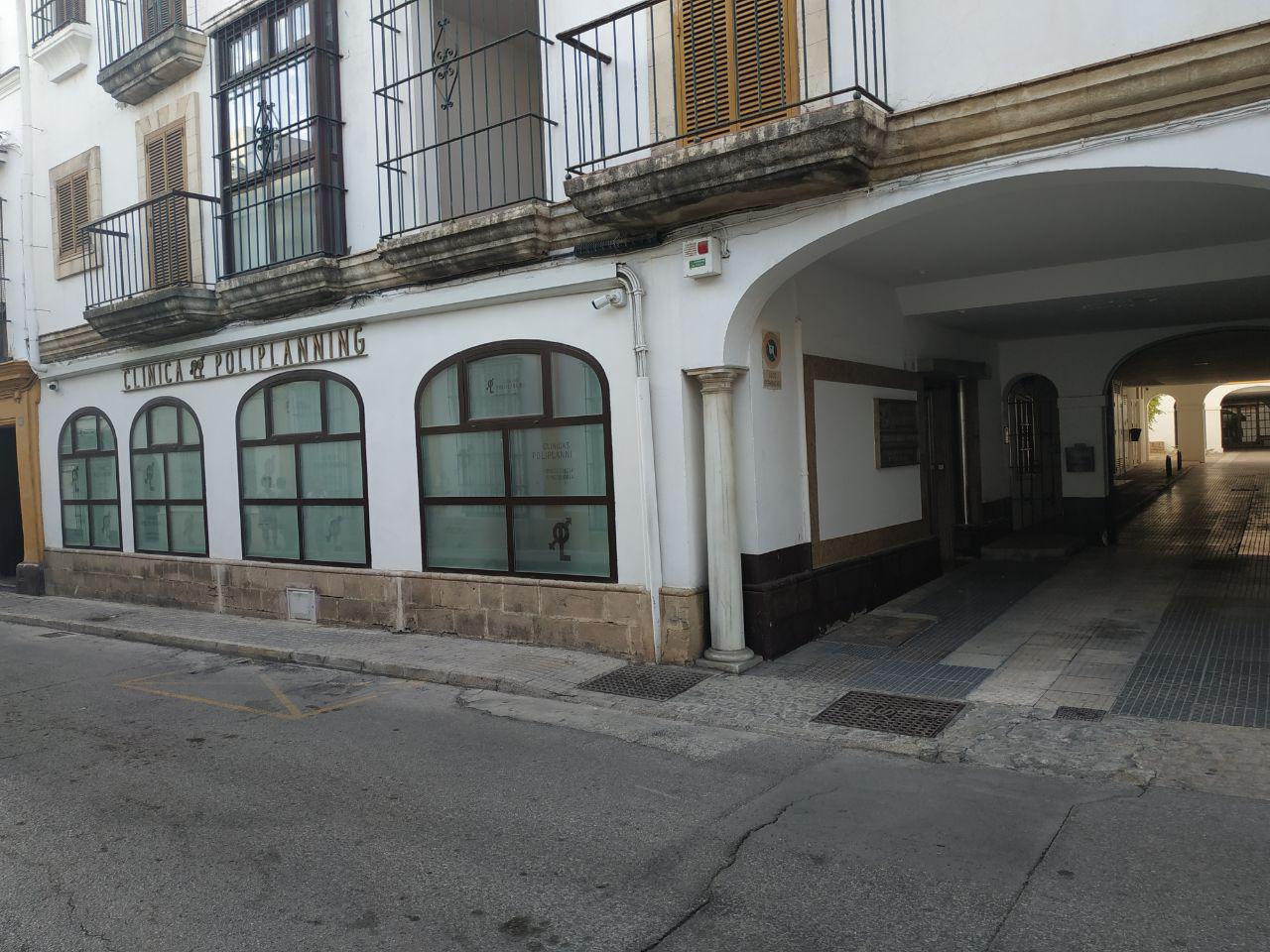 Exterior de la clínica Poliplanning de El Puerto.