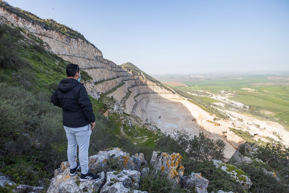 Un miembro de la plataforma Salvemos Esparteros observa la cantera de la Sierra de Morón.