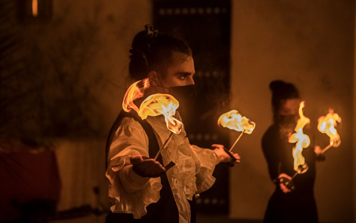 Los artistas haciendo malabares con fuego.