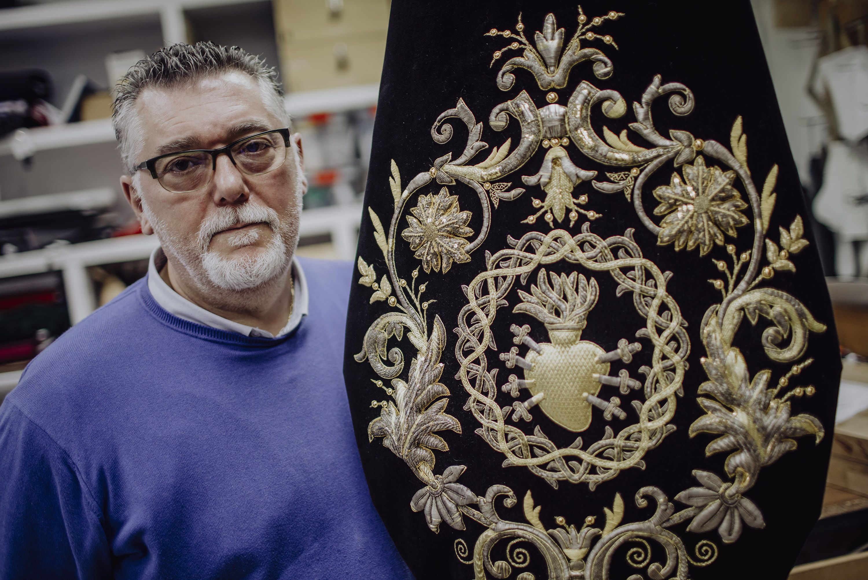 Ildefonso Jiménez, con un estandarte.