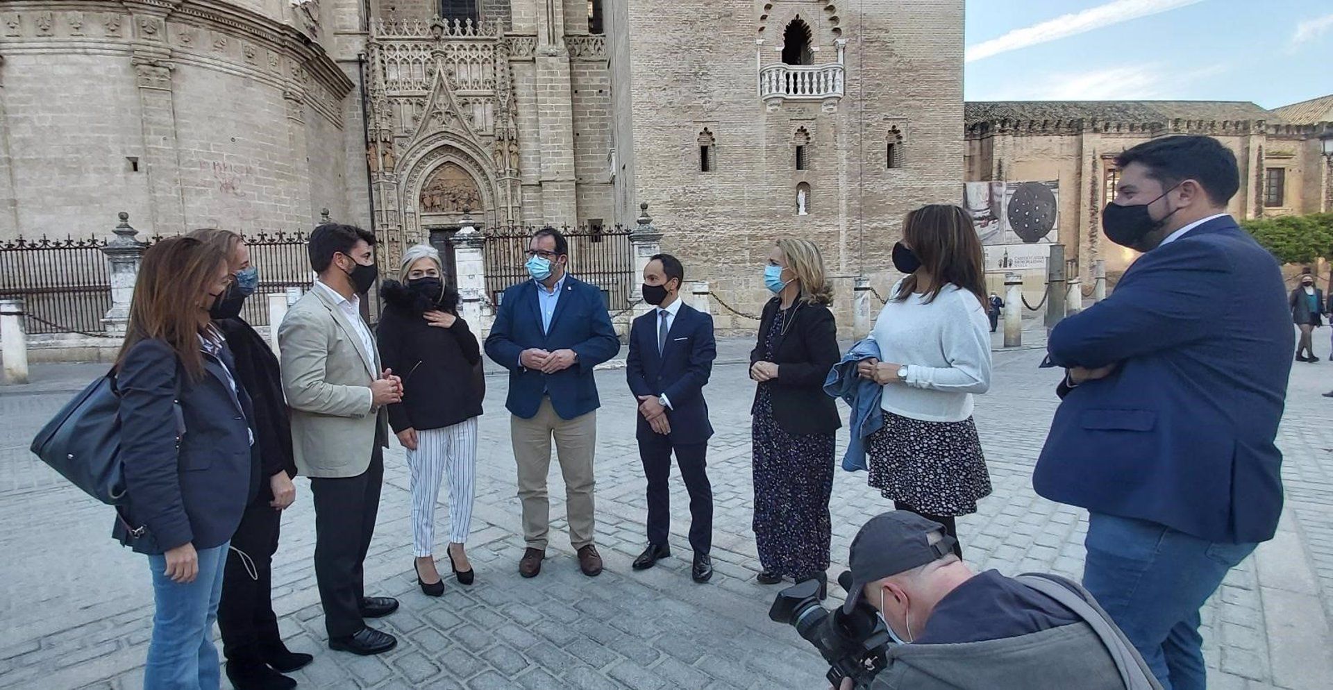 Ávila junto a afines del partido. PP