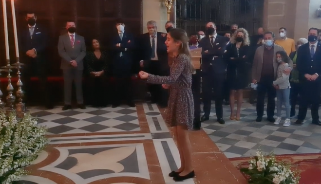 Lucía Aliaño, de diez años, cantando una saeta a la hermandad del Transporte.