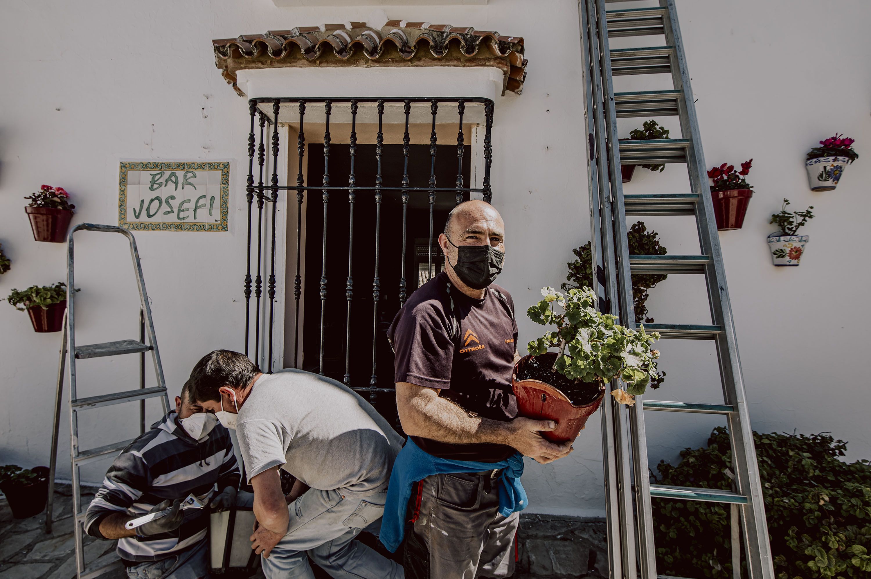 Operarios zahareños en el equipo de Localizaciones, en pleno tajo.