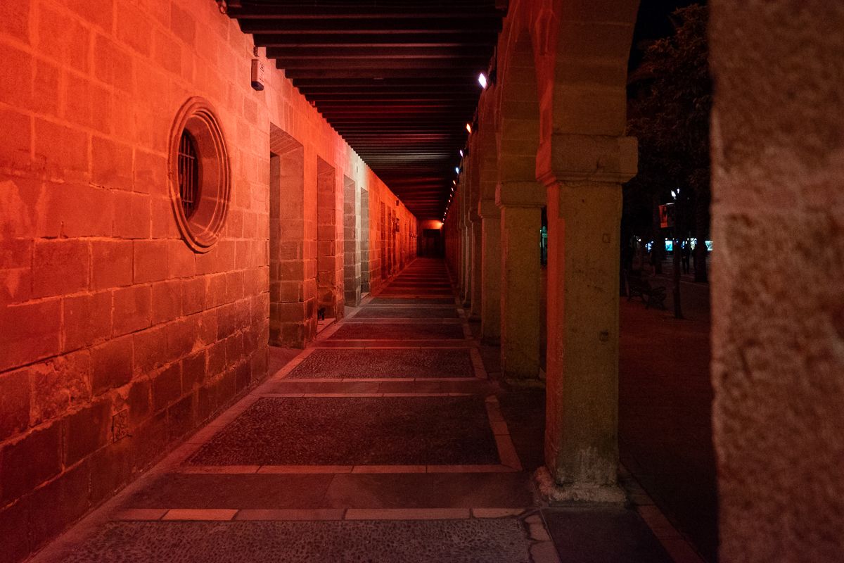 Los bajos de los arcos en Urbanismo, de plaza del Arenal.