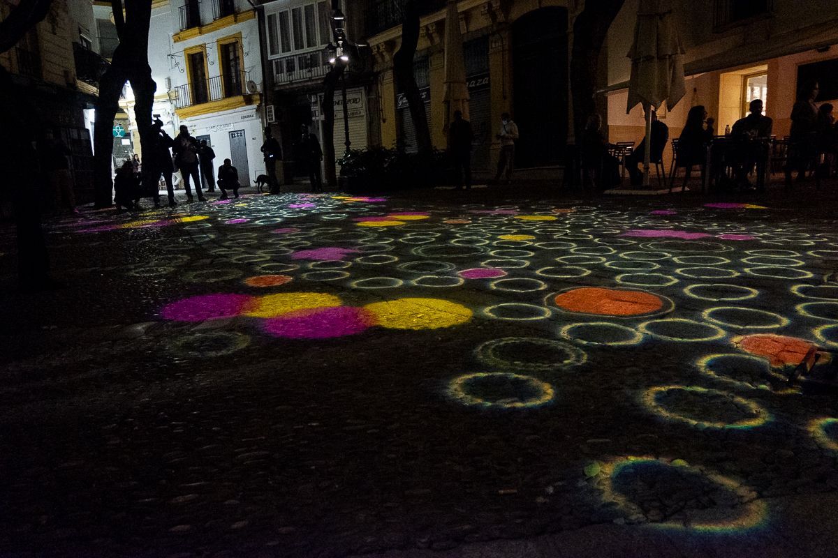 La calle Consistorio, con su suelo iluminado.