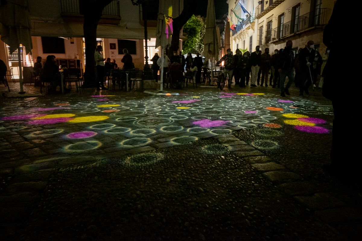 Puntos de luz sobre las aceras.