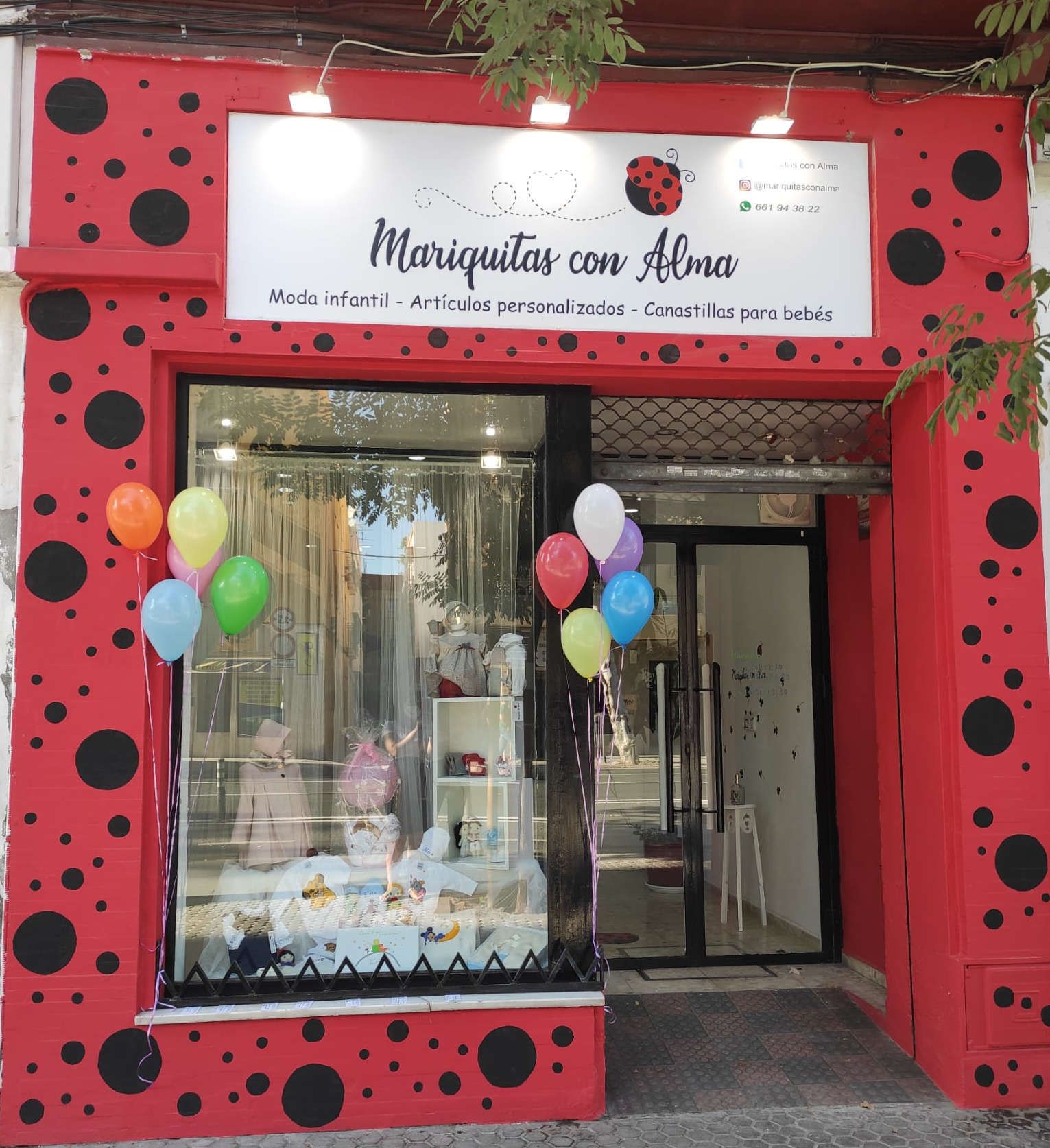 Fachada de la tienda en la calle Resolana de Sevilla.   CEDIDA