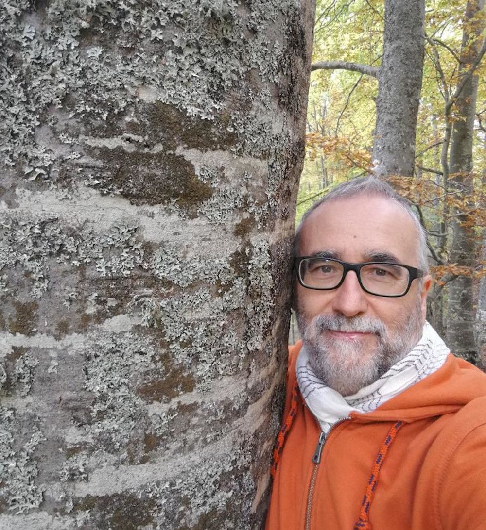 Víctor Ortiz en plena naturaleza.