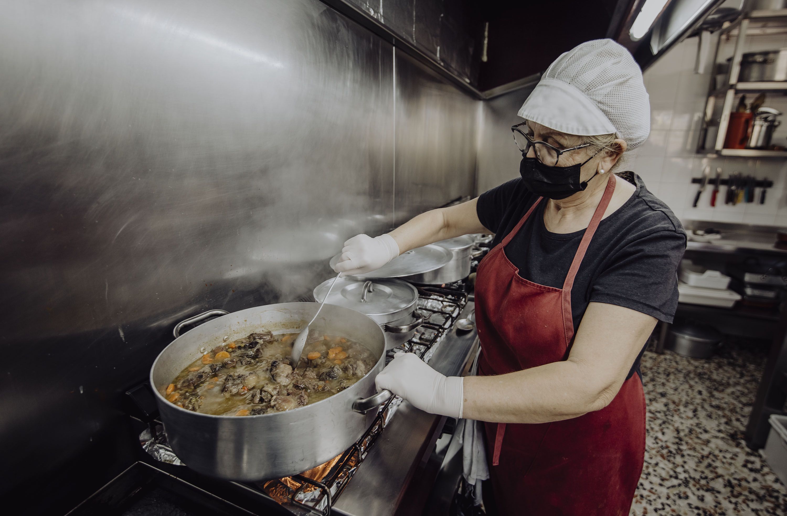 Teresa, en su cocina en El Albero.   ESTEBAN