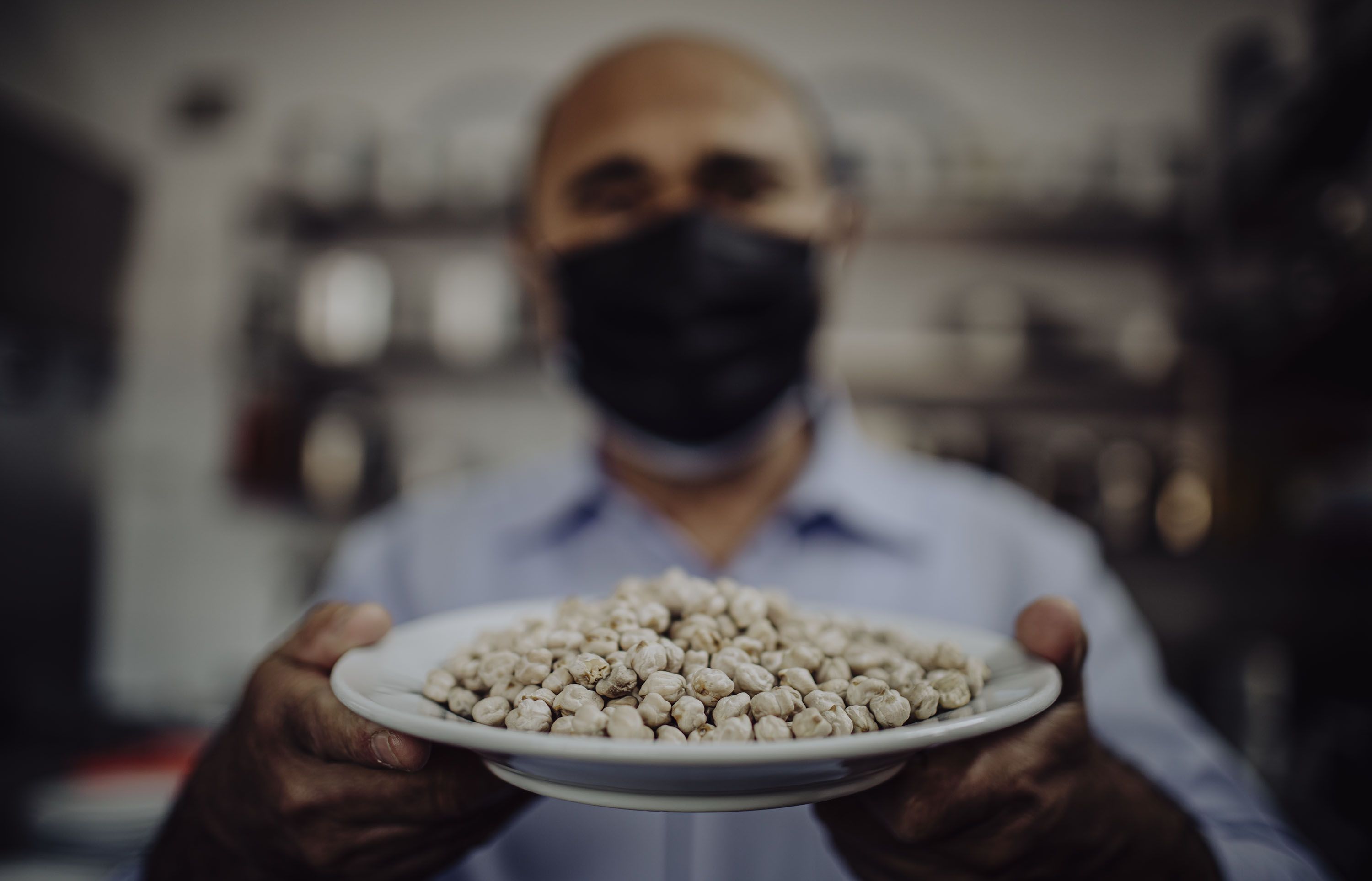 Juan Pedro, con un plato de garbanzos duros.