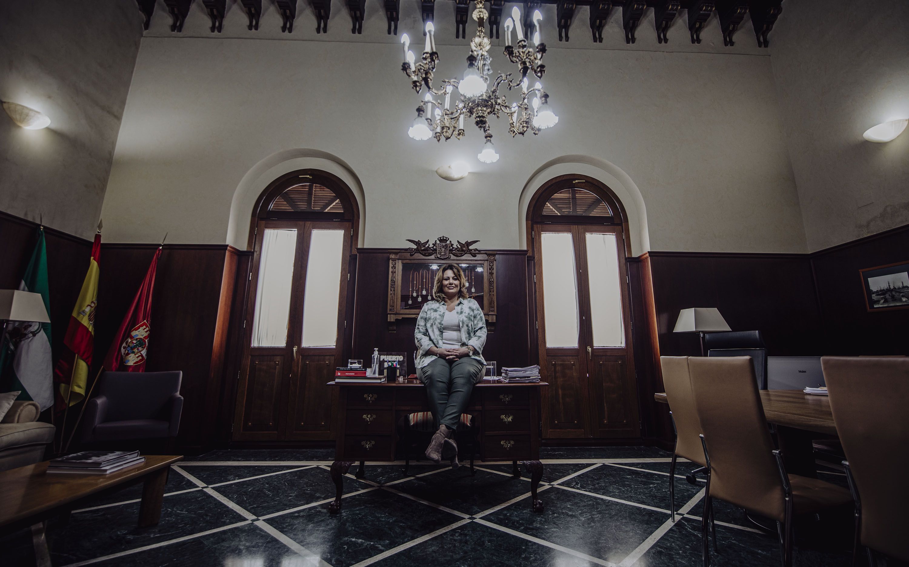 La regidora en la mesa de su despacho.   ESTEBAN