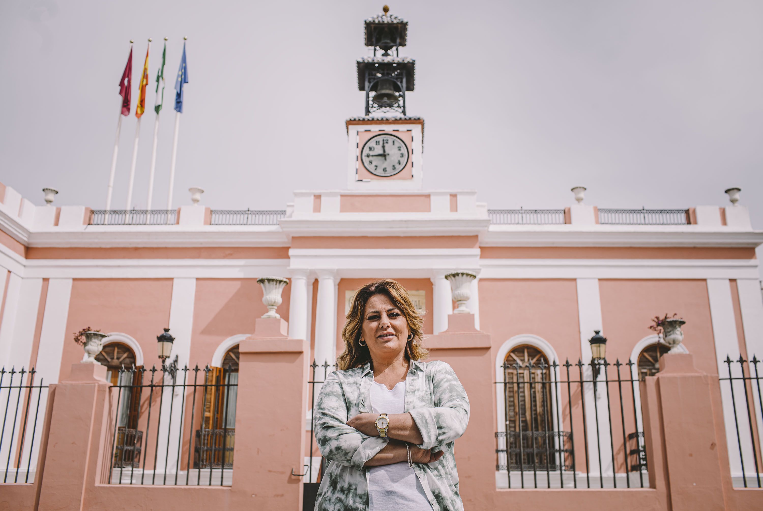 La alcaldesa delante del Ayuntamiento puertorrealeño.   ESTEBAN